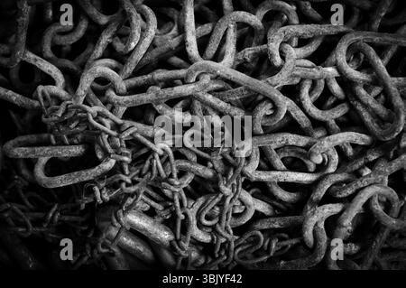 Rostige Kettenstruktur in schwarz und weiß Stockfoto