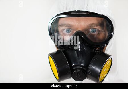 Männlicher Arzt in Schutzanzug und Maske. Platz für Text Stockfoto