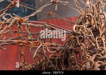 Stacheldraht und Kette der Trauer miteinander verbunden Stockfoto