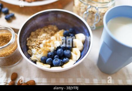 Gesundes Frühstück mit Beeren, Joghurt und Haferflocken. Stockfoto