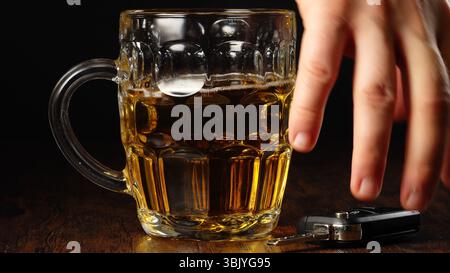 Seien Sie sicher, trinken Sie nicht und fahren Sie nicht. Geeignet für soziale Werbung. Stockfoto