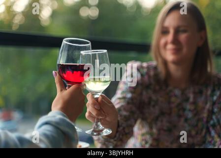Zwei Freunde trinken im Urlaub auf dem Balkon Wein. Stockfoto