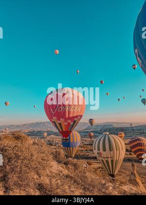 Heißluftballons landen in der Nähe von Love Valley, Goreme Türkei. Stockfoto