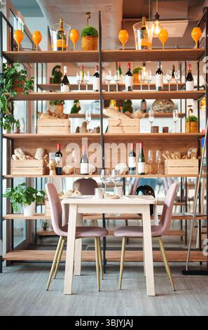 Gedeckte Tische in einem wunderschönen Restaurant. Stockfoto