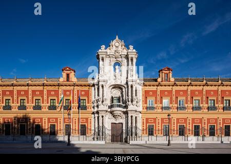 Der Palast von San Telmo in Sevilla bietet atemberaubende barocke, churriguereske Architektur vor einem klaren blauen Himmel. Stockfoto