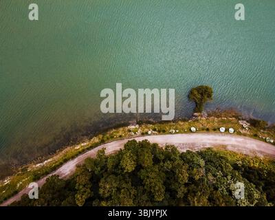 Drohnenblick auf Lonely Tree am See Stockfoto