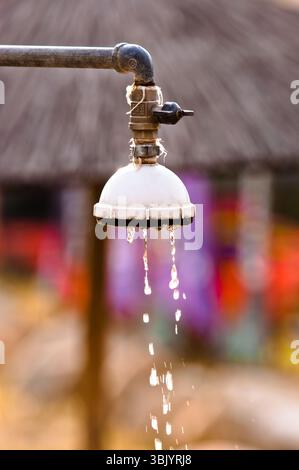 Wasser fließt aus der Dusche am Strand Stockfoto