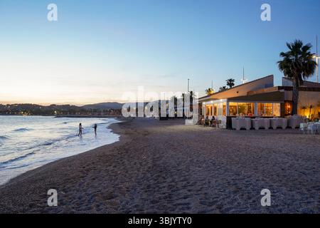 Strandrestaurant im Six-Fours-les-Plages, Abenddämmerung, Provence-Alpes-Côte dAzur, französische Riviera, Europa. Stockfoto