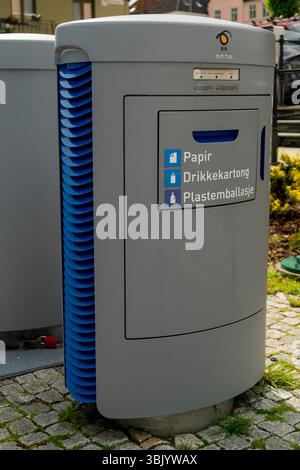 Recyclingbehälter mit Kunststoffen und Metallen in Bergen, Norwegen Stockfoto