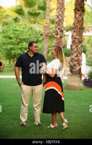 mittleren Alter Brautpaar genießen im freien Stockfoto