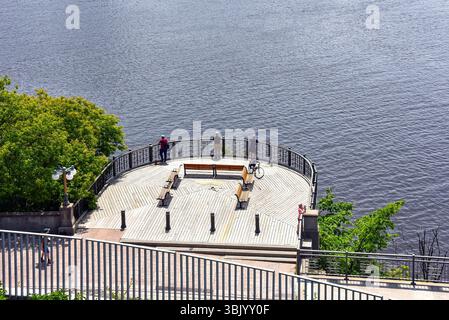 Ottawa, Kanada - 15. Juni 2025: Aussichtspunkt am Ottawa River, unterhalb des neu renovierten Kiweki Point, der Zugang zu spektakulären Attraktionen bietet Stockfoto