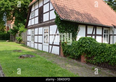09.06.2025 Schnega Deutschland/Niedersachsen/Wendland/Landkreis Lüchow Dannenberg/Schnega/Fachwerkhaus neben der St. Michaelis-Kirche *** 09 06 2025 Schnega Deutschland Niedersachsen Wendland Kreis Lüchow Dannenberg Schnega Fachwerkhaus neben der St. Michaelis-Kirche Stockfoto