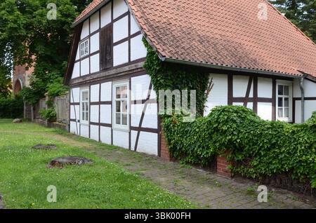 09.06.2025 Schnega Deutschland/Niedersachsen/Wendland/Landkreis Lüchow Dannenberg/Schnega/Fachwerkhaus neben der St. Michaelis-Kirche *** 09 06 2025 Schnega Deutschland Niedersachsen Wendland Kreis Lüchow Dannenberg Schnega Fachwerkhaus neben der St. Michaelis-Kirche Stockfoto