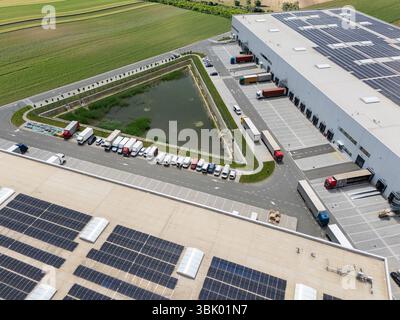 Logistikzentrum mit Sonnenkollektoren auf dem Dach. Luftaufnahme. Stockfoto