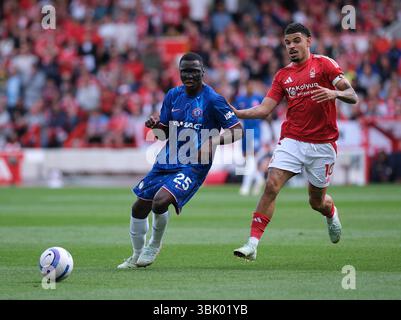 Moises Caicedo aus Chelsea war im Spiel mit Morgan Gibbs-White aus Nottingham Forest während des Premier League-Spiels 2024/25 zwischen Nottingham Forest FC und Chelsea FC auf dem City Ground zu sehen. Endergebnis; Nottingham Forest FC 0:1 Chelsea FC. Stockfoto