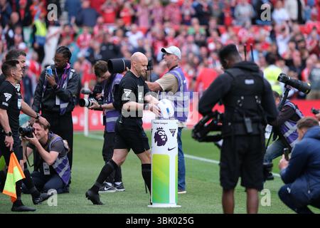 Schiedsrichter Anthony Taylor wurde während des Spiels der Premier League 2024/25 zwischen Nottingham Forest FC und Chelsea FC im City Ground gesehen. Endergebnis; Nottingham Forest FC 0:1 Chelsea FC. Stockfoto