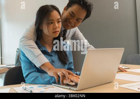 Erfolgreiche Geschäftsverhandlungen Zwischen Partnern. Stockfoto