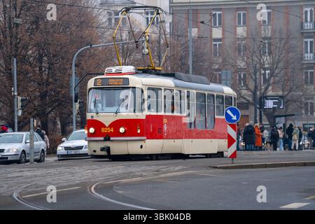 Prag, Tschechische Republik - 27. Dezember 2024: Klassische rote Straßenbahn auf den Straßen von Prag Stockfoto