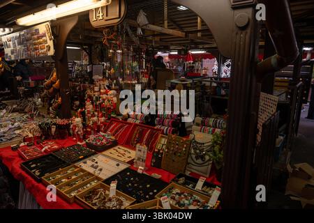 Prag, Tschechische Republik - 27. Dezember 2024: Prager Shop mit handgefertigten Armbändern und Steinen Stockfoto