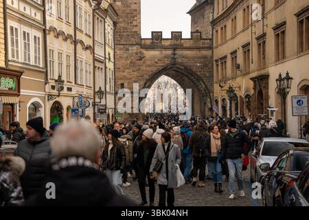 Prag, Tschechische Republik - 28. Dezember 2024: Kleiner Stadtbrückenturm von der Mostecká-Straße in Prag aus gesehen Stockfoto