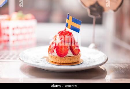 Köstliches süßes Dessert mit Erdbeeren und Sahne in Schweden Stockholm Stockfoto