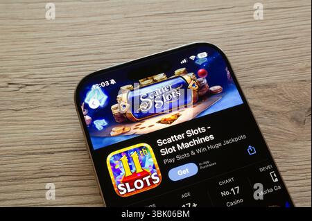 OSTRAVA, TSCHECHIEN – 19. JANUAR 2025: Apple App Store mit Scatter Slots – mobile Casino-App für Spielautomaten Stockfoto