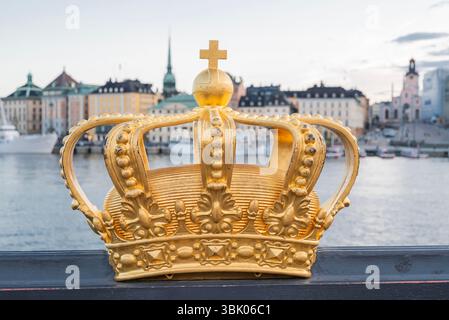 Stockholm Schweden, 7. Juli 2025, das Wahrzeichen der Goldenen Krone auf der Skeppsbrobron-Brücke im Stadtzentrum Stockfoto