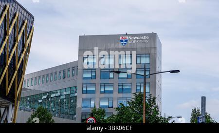 NEWCASTLE, Großbritannien - 13. JUNI 2025 - modernes Gebäude der Newcastle University in Newcastle upon Tyne, Großbritannien, mit deutlich sichtbarem Logo Stockfoto