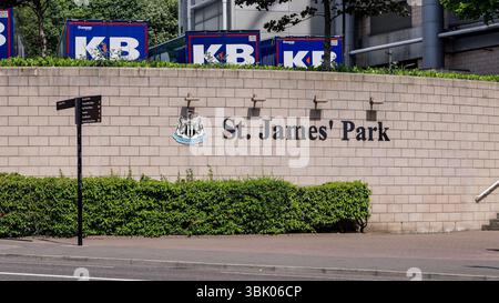 NEWCASTLE, Vereinigtes Königreich - 13. JUNI 2025 - Wall of St. James' Park Stadion in Newcastle, Vereinigtes Königreich, mit Wappen und Namen des Stadions von Newcastle United Stockfoto