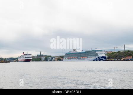 Stockholm Schweden, 7. Juli 2025, Viking Line Kreuzfahrtschiffe im Hafen im Stadtzentrum Stockfoto