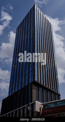 NEWCASTLE, Großbritannien - 13. JUNI 2025 - moderner Wolkenkratzer, der in den Himmel ragt im Stadtzentrum von Newcastle, Tyne and Wear, England, Großbritannien Stockfoto