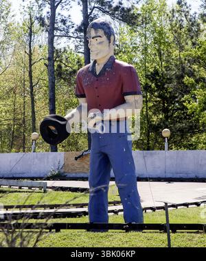 Die als NASCAR-Pit-Crew gekleidete Muffler man-Statue steht am Straßenrand in Chattanooga, Tennessee – ein auffälliges Symbol am Straßenrand. Stockfoto