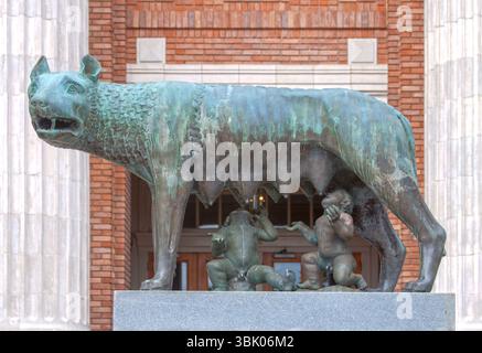 Statue von Romulus und Remus, die eine Wolfsfrau säugen, ein Geschenk aus Italien, in Rom, Georgiens historischem Stadtzentrum, ausgestellt. Stockfoto