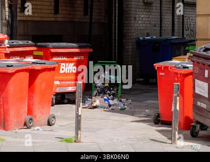 NEWCASTLE, Vereinigtes Königreich - 13. JUNI 2025 - überfüllte Mülltonnen und Müll verschmutzen eine Straße in Newcastle, Vereinigtes Königreich Stockfoto