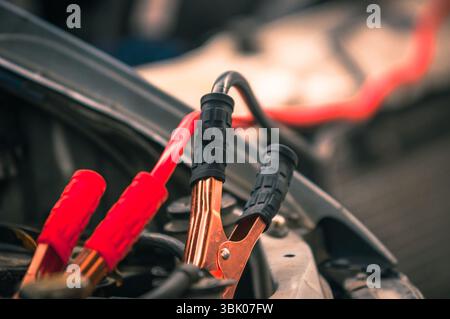 Auto mit Strom durch Kabel laden Stockfoto