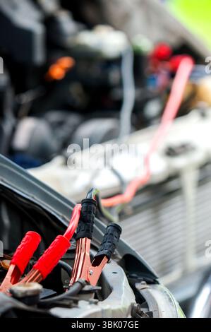 Auto mit Strom durch Kabel laden Stockfoto