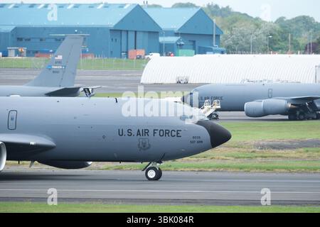 Flughafen Prestwick, Ayrshire, Schottland, Großbritannien - Dienstag, 17. Juni 2025 - Ein Luftbetankungsflugzeug der USAF KC-135R Stratotanker fährt auf der Landebahn am Flughafen Prestwick. Dieses Flugzeug stammt vom 507 Air Tanelling Wing, einer Kommandoeinheit der Luftwaffe, die auf der Tinker Air Force Base in Oklahoma, USA stationiert ist und heute eines von fünf US-Tankern in Prestwick war - in den letzten Tagen haben viele US-Militärflugzeuge aus den USA nach Europa und in den Nahen Osten eingesetzt - dieses Flugzeug startete später auf der Souda Bay Luftbasis auf Kreta, Griechenland - Foto Steven May / Alamy Live News Stockfoto