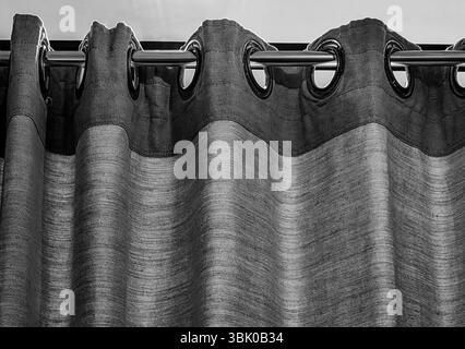 Vorhangdetails und Bar im Ankleideraum – Nahaufnahme Innenansicht. Einfarbige Farbtöne. Stockfoto