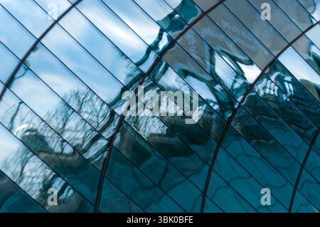 Blaue Fenster eines Büros mit Spiegelung Stockfoto