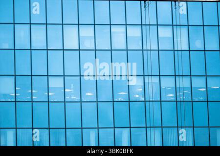 Blaue Fenster eines Büros mit Spiegelung Stockfoto