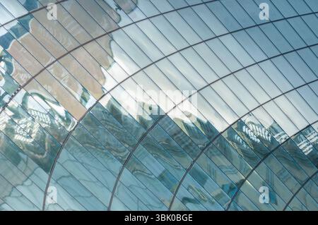 Blaue Fenster eines Büros mit Spiegelung Stockfoto