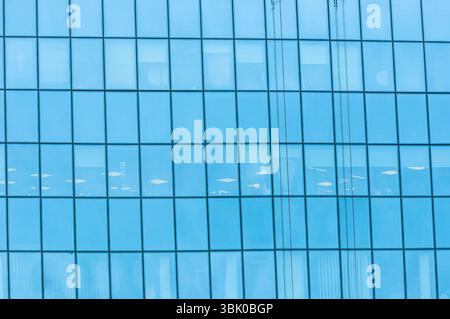 Blaue Fenster eines Büros mit Spiegelung Stockfoto