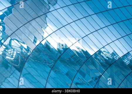 Blaue Fenster eines Büros mit Spiegelung Stockfoto