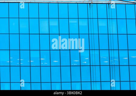 Blaue Fenster eines Büros mit Spiegelung Stockfoto