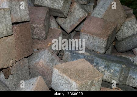 Rohe Bauziegel stapeln sich zusammen Stockfoto