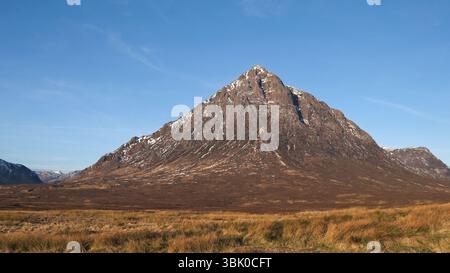 Stob Dearg, der Hauptgipfel der Buachaille Mor bei Frühlingssonne. Vom Rannoch Moor aus gesehen, direkt an der A82. Glencoe, Lochaber, Schottische Highlands. Stockfoto