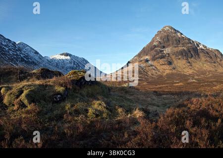 Stob Dearg, der Hauptgipfel des Buachaille Etive Mor und einige der Glen Etive Hügel, bei Frühlingssonne. Von Rannoch Moor in der Nähe von Glencoe, Schottland. Stockfoto