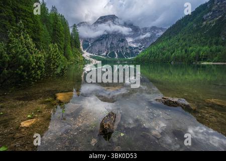 Wunderschöner Alpensee Prags und Berge in niedrigen Wolken Stockfoto