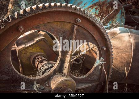 Rostige alte Zahnräder mit viel Schrott Stockfoto
