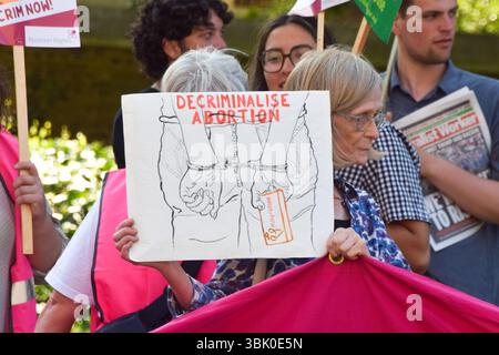 London, Großbritannien. Juni 2025. Aktvisten für Abtreibungsrechte kommen außerhalb des parlaments zusammen, um die Entkriminalisierung zu unterstützen, während die Abgeordneten über die Entkriminalisierung von Abtreibung abstimmen. Derzeit ist Abtreibung in England und Wales bis zu 24 Wochen Schwangerschaft und darüber hinaus unter bestimmten Bedingungen erlaubt. Die vorgeschlagenen Änderungen würden bedeuten, dass Frauen nach 24 Wochen nicht mehr wegen Abtreibungen strafrechtlich verfolgt werden müssen. Quelle: Vuk Valcic/Alamy Live News Stockfoto